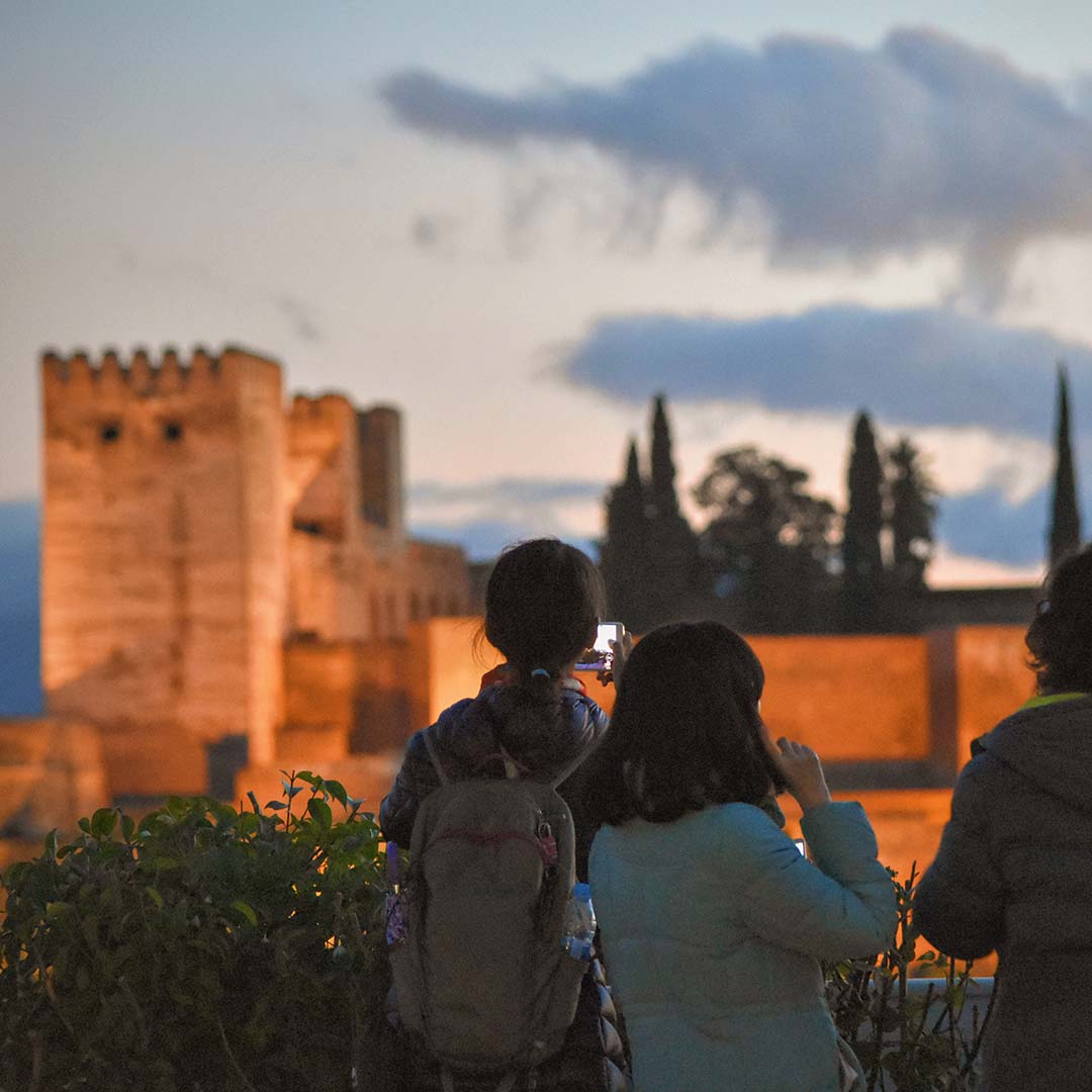 Visita Guiada Alhambra Nocturna - Tú compras la entrada y te unes a un grupo