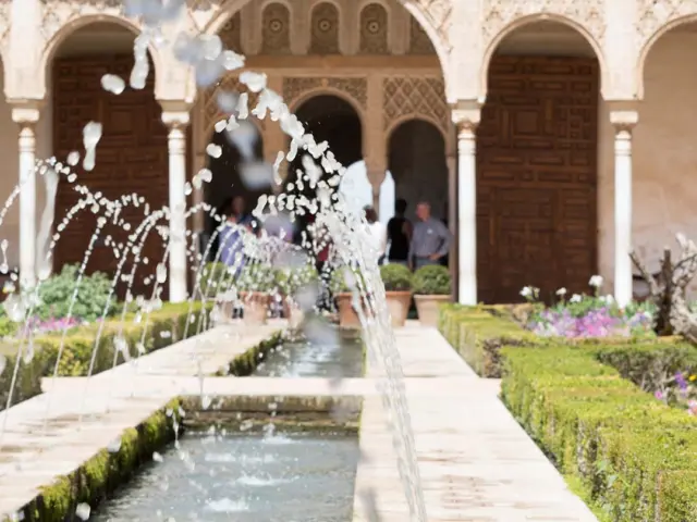 Visita Guiada Alhambra Esencial – nosotros compramos la entrada y te unimos a un grupo