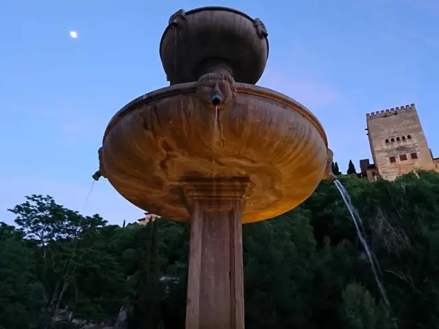 Visita Guiada Alhambra Nocturna – nosotros compramos la entrada y te unimos a un grupo