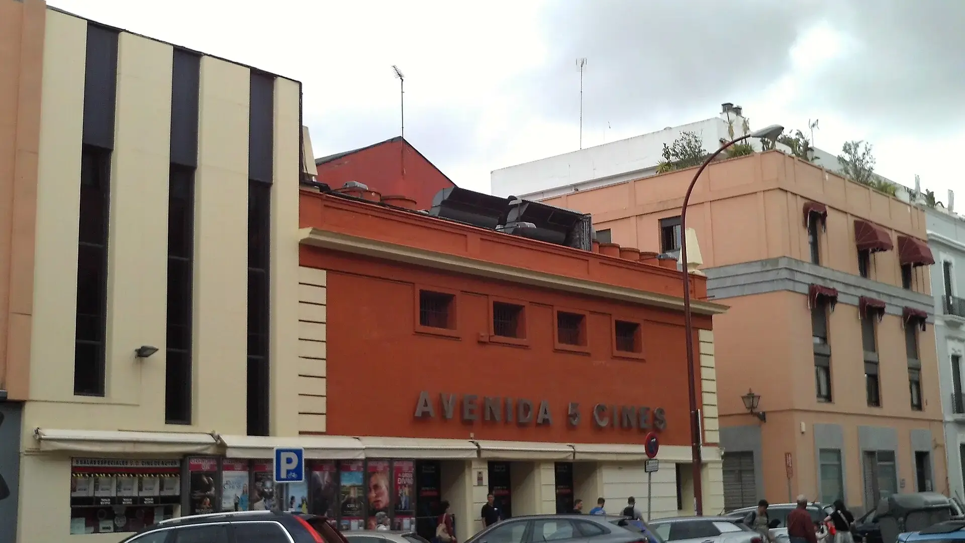 Facciata di Avenida 5 Cines in via Marqués de Paradas, Siviglia