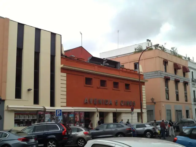 Facciata di Avenida 5 Cines in via Marqués de Paradas, Siviglia