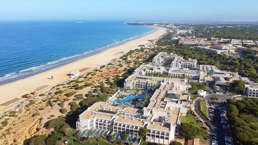 Escapadinhas perto de Sevilha para sobreviver ao calor este verão: praias, piscinas naturais e parques aquáticos