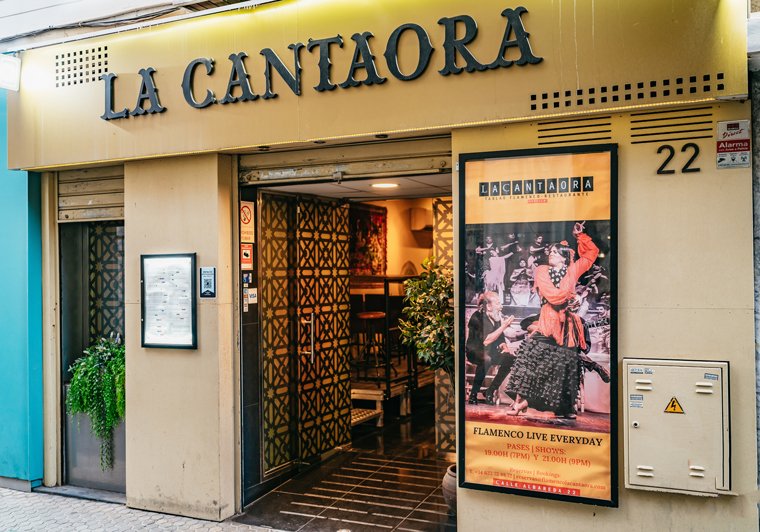 Actuación flamenca en el tablao La Cantaora de Sevilla