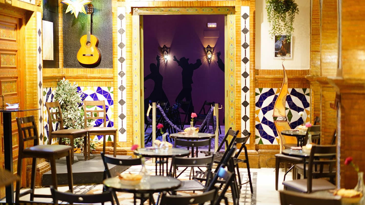 Sala Baraka con decoración tradicional andaluza en Triana, Sevilla