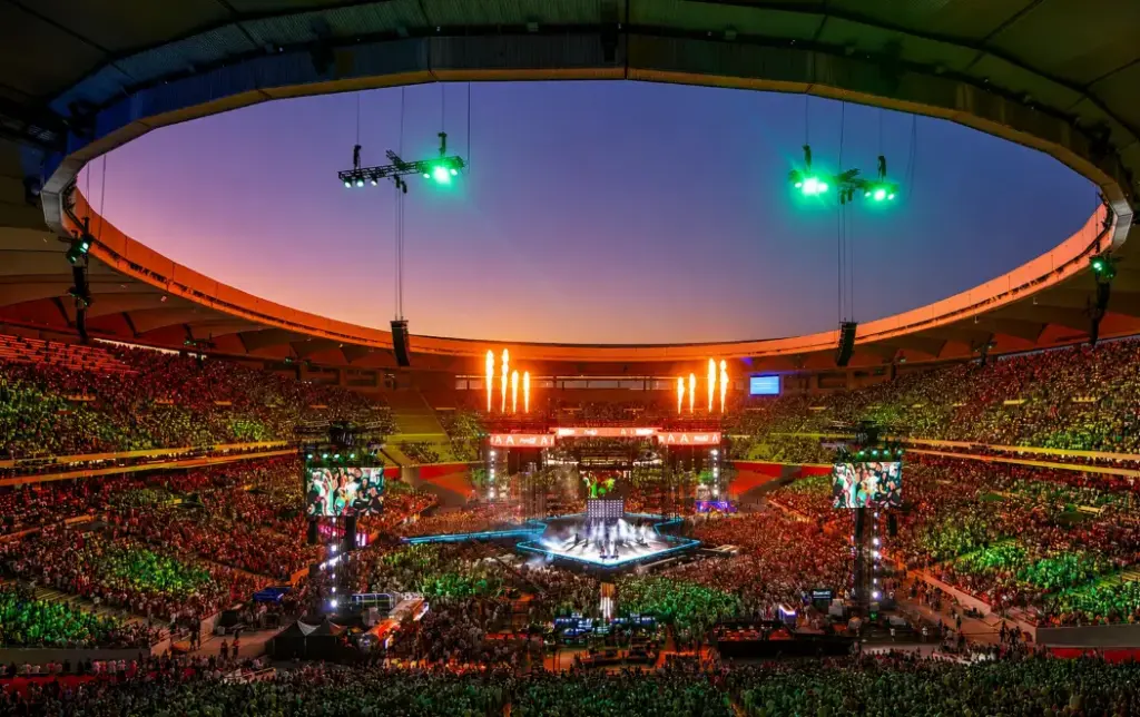 Estadio de La Cartuja lleno de público durante un gran concierto al atardecer