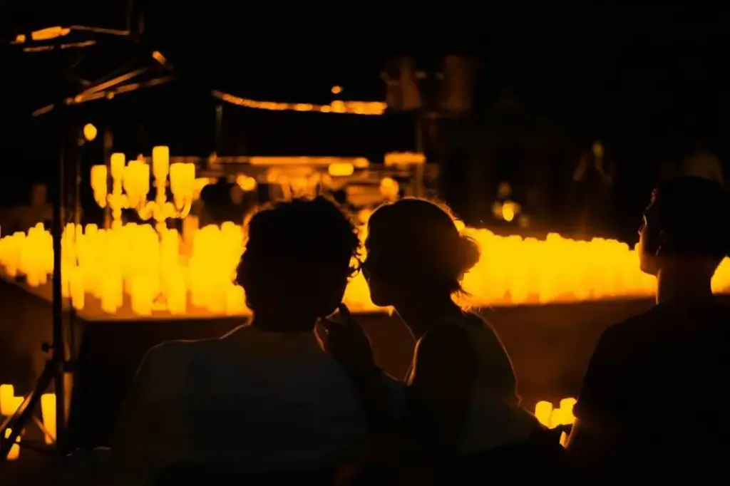 Asistentes rodeados de cientos de velas en un concierto Candlelight en Sevilla