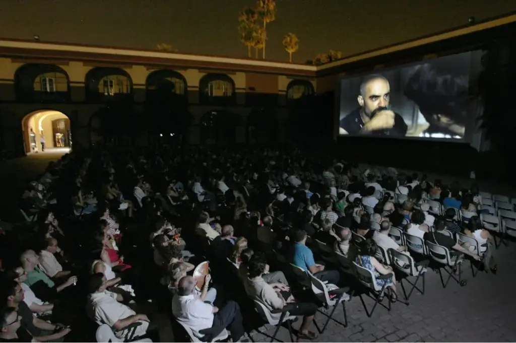 Público viendo una película en el cine de verano del Patio de la Diputación de Sevilla