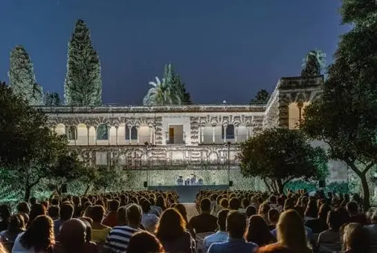 Noche en los járdines del Alcázar