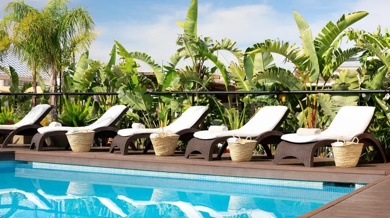 Hotéis com piscina e day pass em Sevilha: opções para desfrutar do verão sem pernoitar
