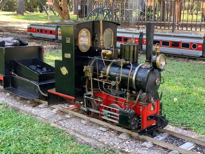 Die Kleine Eisenbahn von Alamillo bietet Fahrten durch den Park an