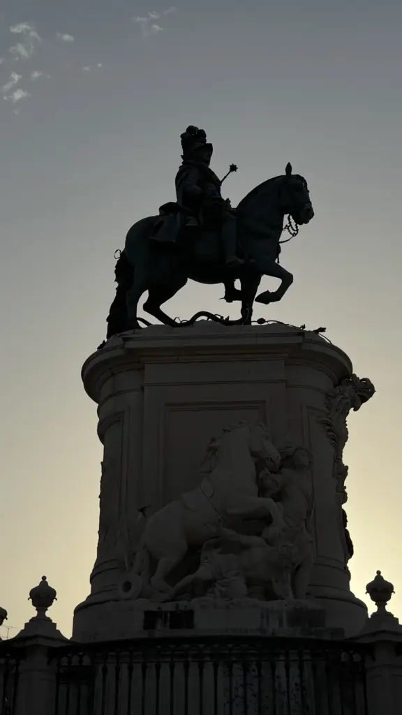 Silueta de la estatua de José I al atardecer en la Praça do Comércio
