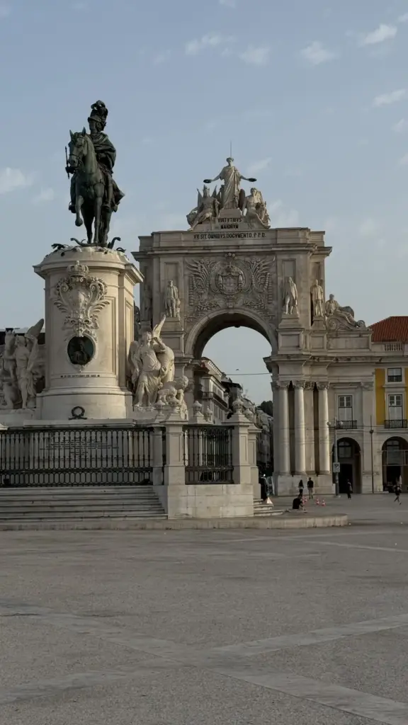 Estatua ecuestre del rey José I y el Arco da Rua Augusta en la Praça do Comércio