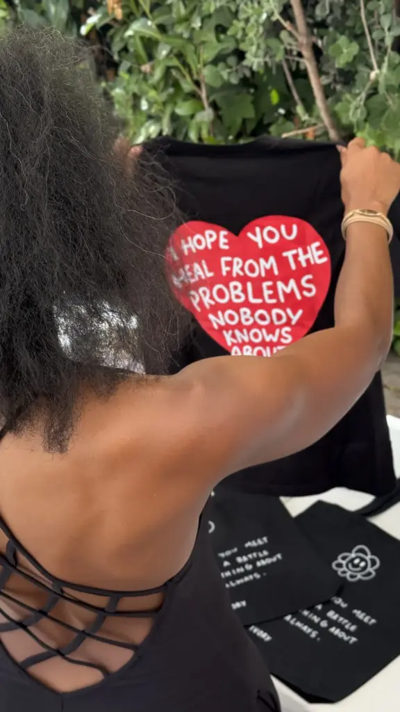 Camiseta de Ivory Therapy con un corazón y un mensaje sobre salud mental
