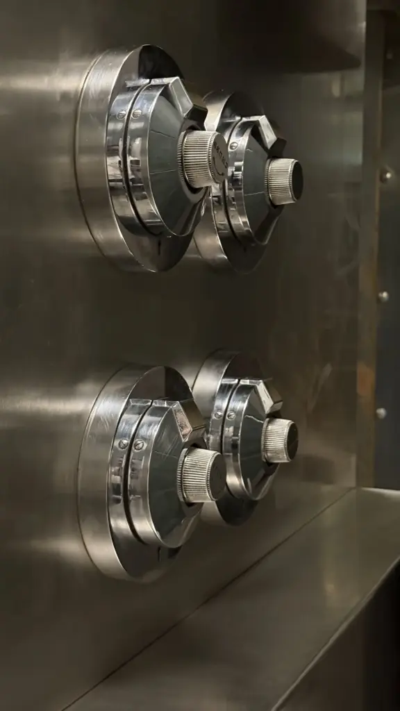 Puertas blindadas de la antigua cámara acorazada del banco, hoy parte del MUDE