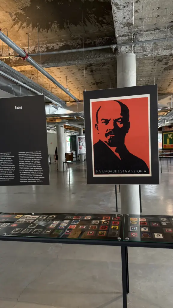 Exposición de carteles en el MUDE, el Museu do Design de Lisboa
