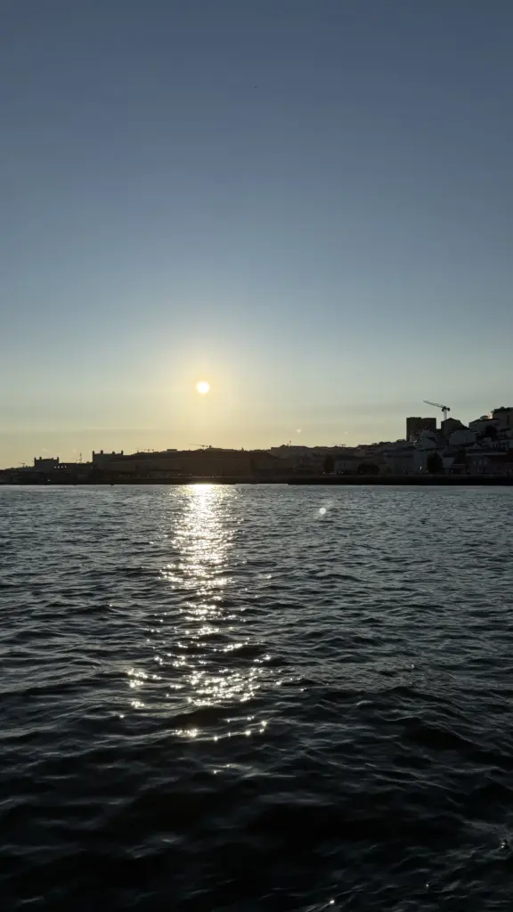 Puesta de sol sobre el río Tajo en Lisboa