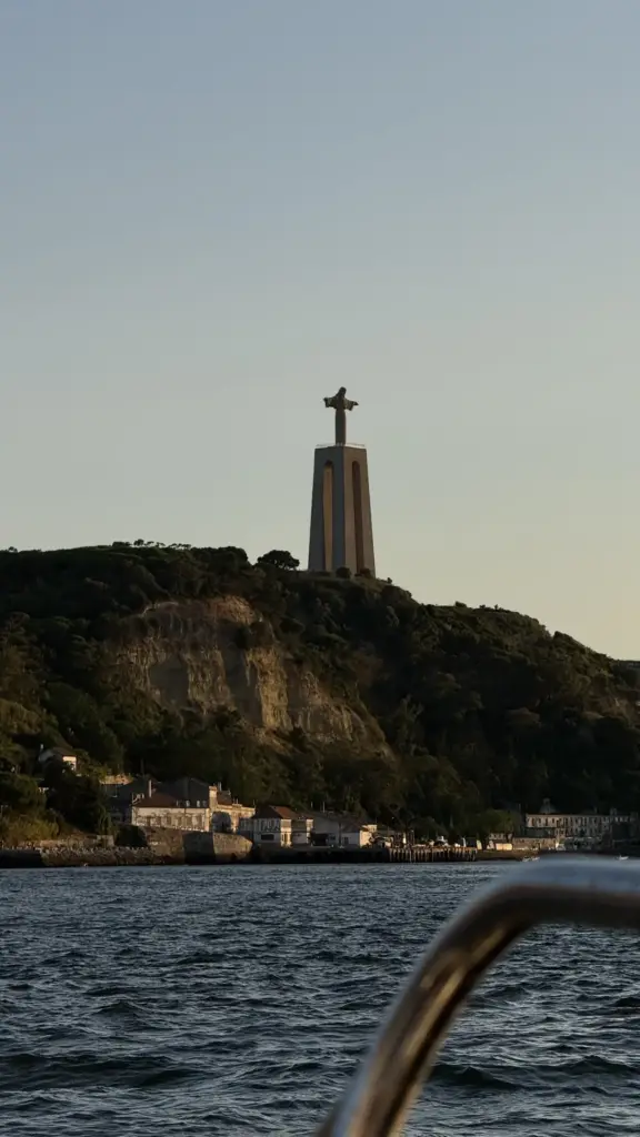 El Cristo Rei sobre la orilla de Almada, visto desde el velero