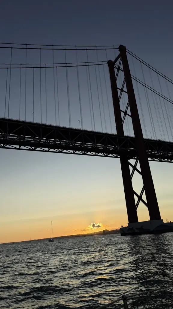 El puente 25 de Abril al atardecer, visto desde el río