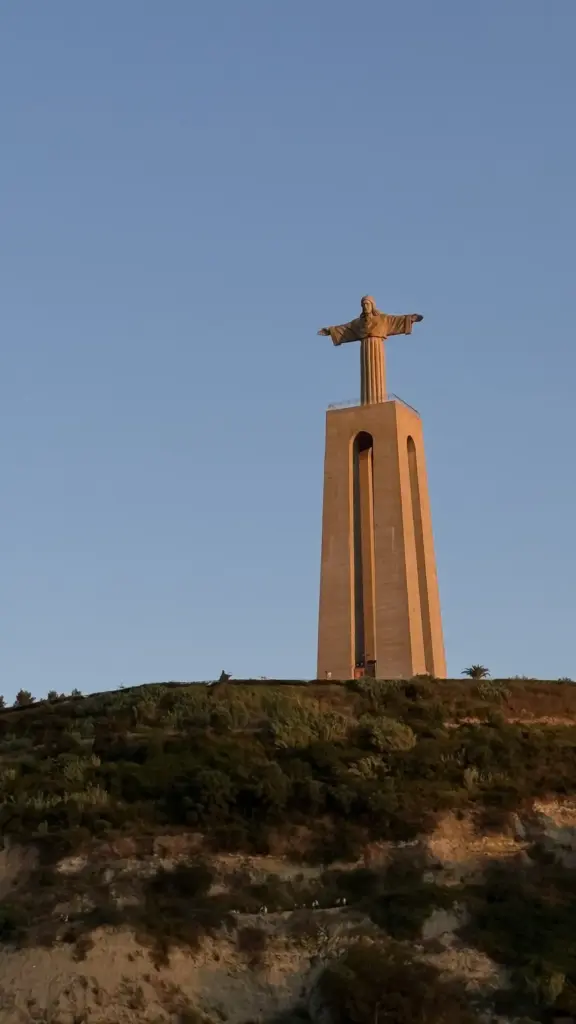 El monumento del Cristo Rei al caer la tarde
