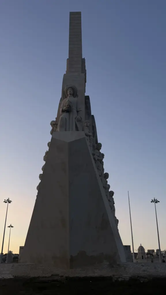 El Padrão dos Descobrimentos de Belém visto desde el agua