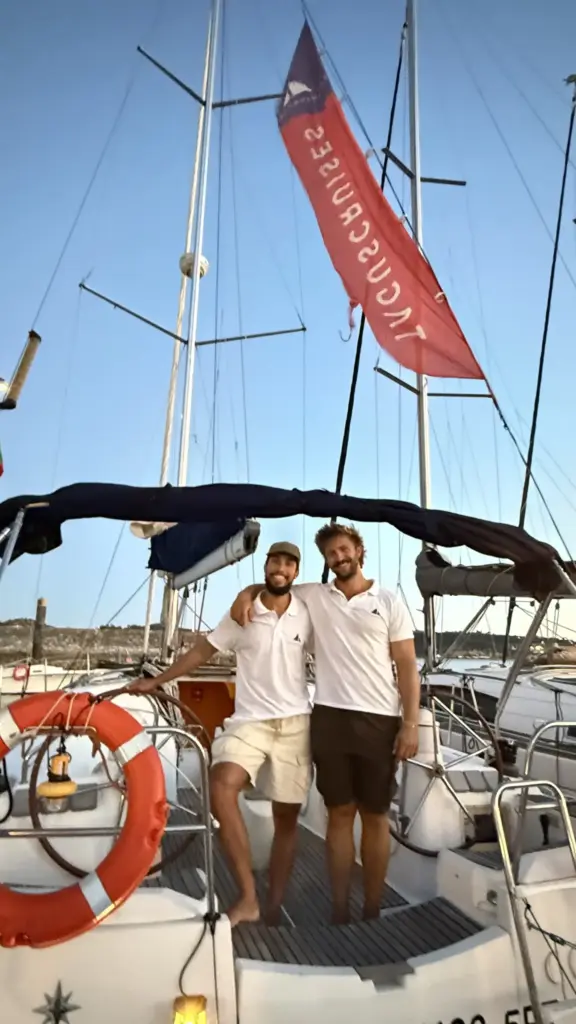 Tripulación de Tagus Cruises en su velero, con la bandera de la empresa