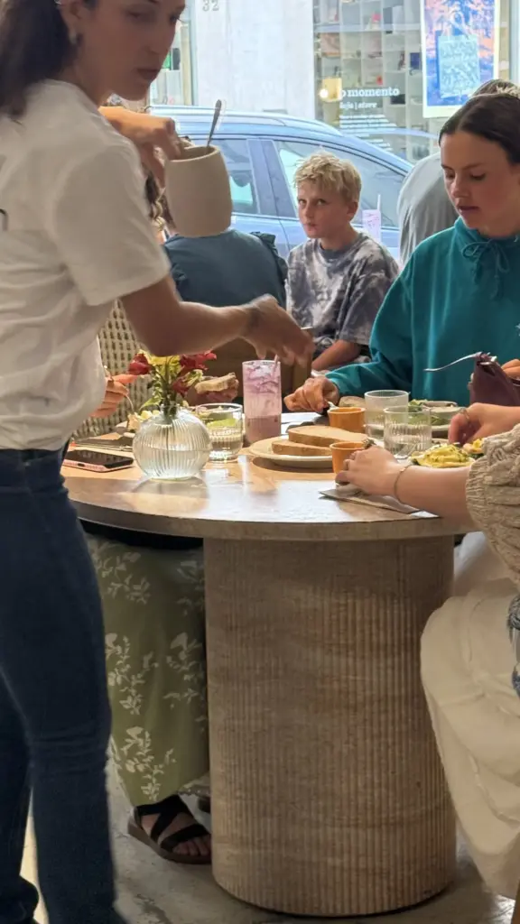Mesa de brunch en Co-Op Layday