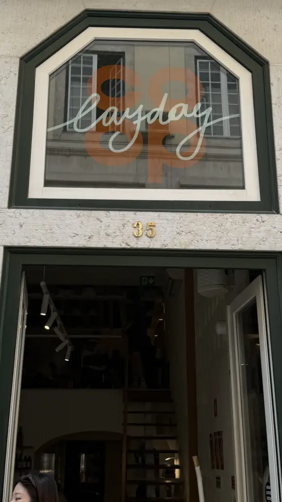 Fachada de Co-Op Layday en la Rua do Crucifixo, Lisboa