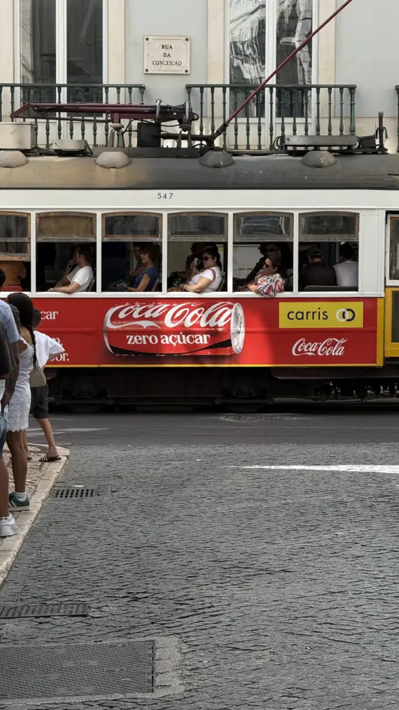 Tranvía amarillo de Lisboa pasando por una calle de la Baixa