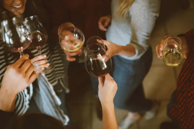 Cata de vinos en el centro de Sevilla