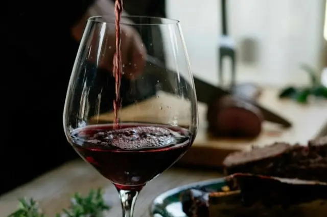 Cata de vinos en el centro de Sevilla