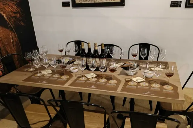 Cata de vinos en el centro de Sevilla