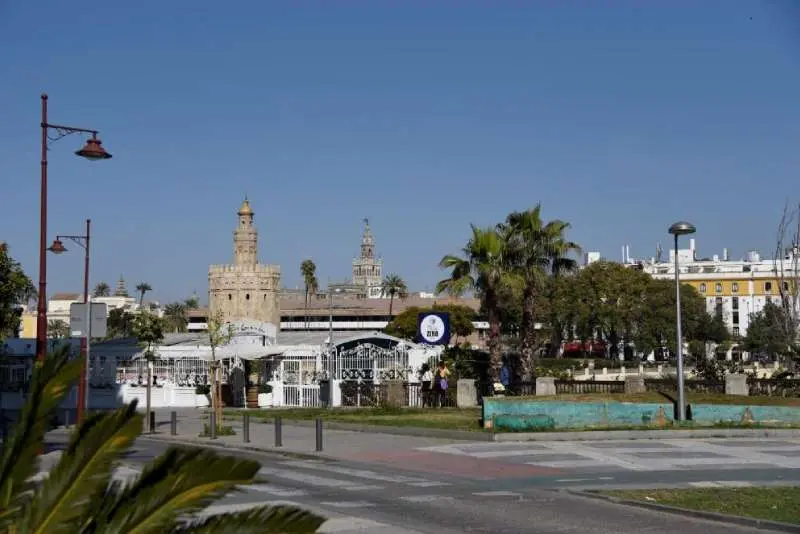 Parada del bus turístico: Plaza de Cuba